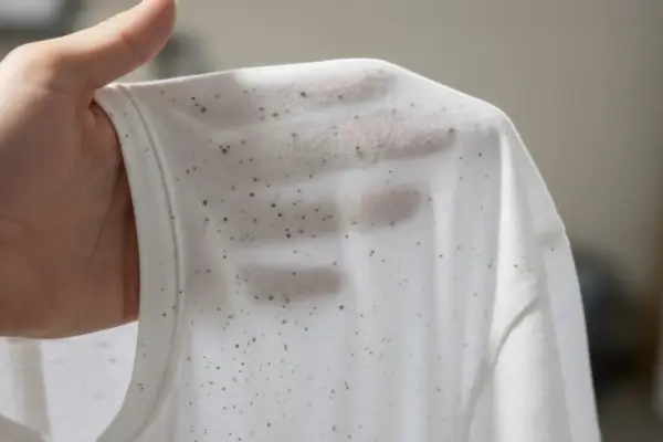 como tirar mofo de roupa