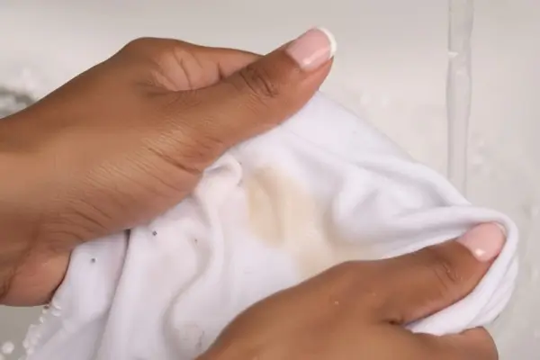 como tirar mancha de óleo da roupa