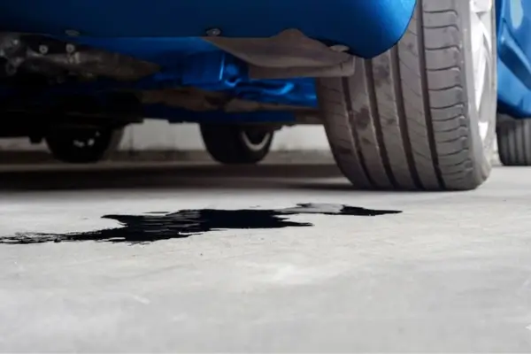 Carro vazando óleo